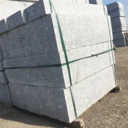 花崗巖路沿石與石碑 金德石材加工廠的專業(yè)制造